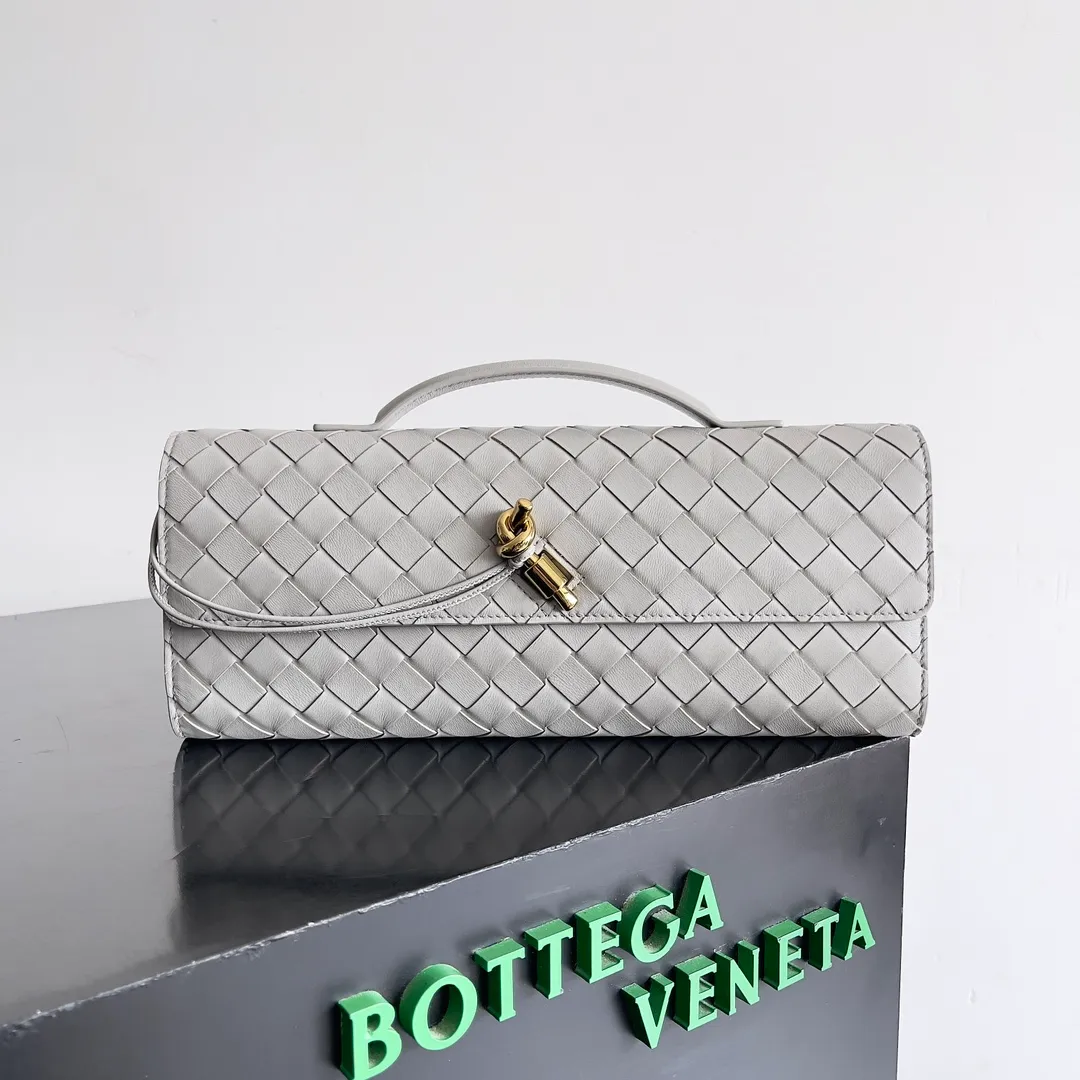 The batch of 1360 BV Andiamo evening handbags has been heavily planted again~ The designer aesthetics in the era of economic downturn are back. I fall in love with it at first sight and can't put it down. It's so beautiful and full of aura. The shape and texture are very competitive. It's light in weight and has sufficient capacity. It's a must-have for fashionistas. It's suitable for many occasions, minimalist, high-end and light luxury. Model No.: 741511 Size: 31*13*3cm
